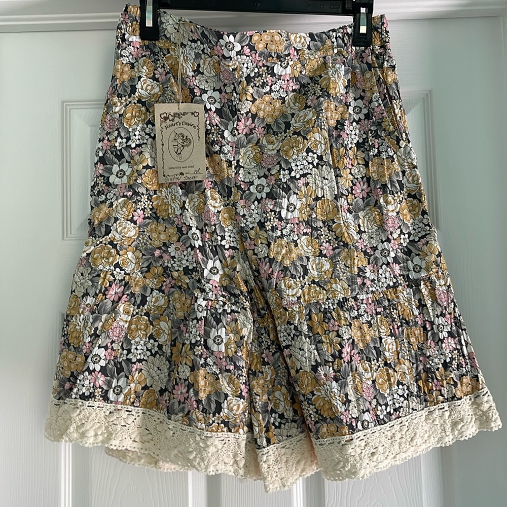 NEW and RARE Heart’s Desire Gypsy Short Gray Floral